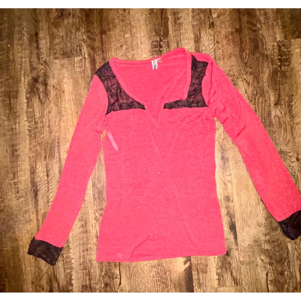 BKE Red Heathered Long Sleeve Top Lace Shoulder Cuffs Notched V-Neck Size M